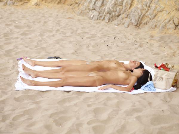 ग्लोरिया और निकोल पहली बार एक नग्न समुद्र तट पर #143